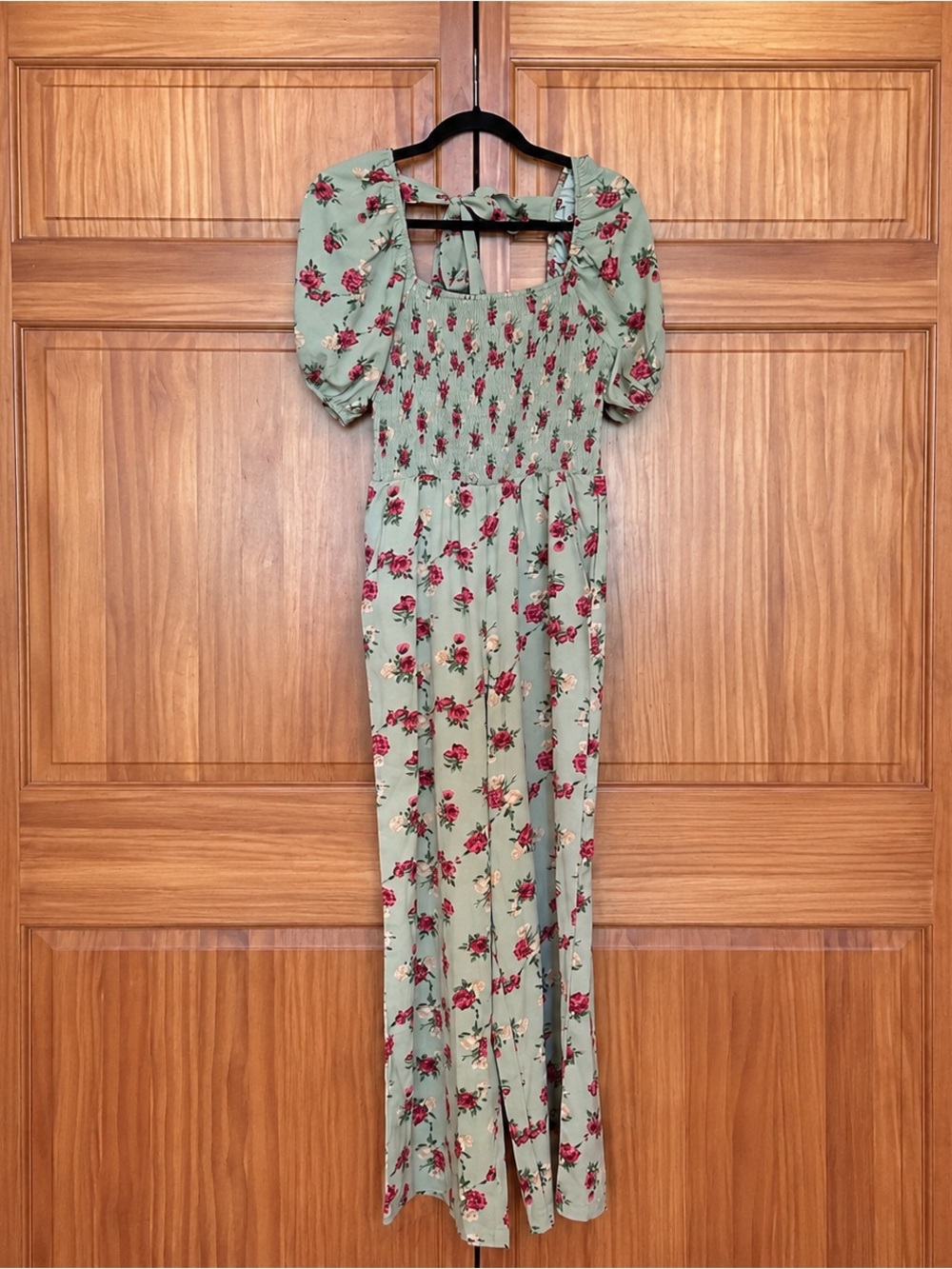 Sage Green Floral Puff Sleeve Jumpsuit with a tie back Bohemian. Size Small
